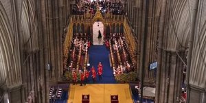 Ο «χάρος», που έγινε viral, στη στέψη του βασιλιά Καρόλου