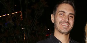 Ο Μιχάλης Χατζηγιάννης χαμογελαστός