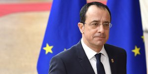 Νίκος Χριστοδουλίδης πισω σημαία ευρώπης