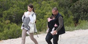 Ο Μιχάλης Ζαμπίδης με τη σύντροφό του και τις δίδυμες κόρες τους