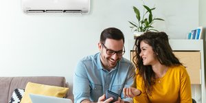 Ζευγάρι σε δωμάτιο με a/c