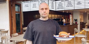 Άνδρας burger Παγκράτι Street Food Raw street burger