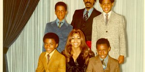 Ο Ike & η Tina Turner ποζάρουν για ένα πορτρέτο με τον γιο τους και τους θετούς γιους τους περίπου το 1972