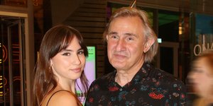 O Άκης Σακελαρίου με την κόρη του, Σμαράγδα, Φωτογραφία: NDP Photo Agency