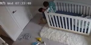Mπόμπιρας βοηθάει τον μικρό του αδελφό να δραπετεύσει από την κούνια του
