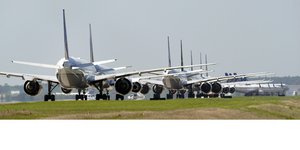 Καθηλωμένα αεροπλάνα σε αεροδρόμιο