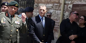 Αλκιβιάδης Στεφανής και Κωνσταντίνος Φλώρος στην εξόδιο ακολουθία του στρατηγού Μιχαήλ Κωσταράκου