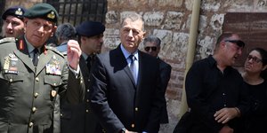 Αλκιβιάδης Στεφανής και Κωνσταντίνος Φλώρος στην εξόδιο ακολουθία του στρατηγού Μιχαήλ Κωσταράκου
