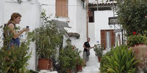 Τουρίστες περπατούν στην παλιά συνοικία της Αθήνας, τα Αναφιώτικα