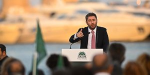 Νίκος Ανδρουλάκης δειχνει ομιλια