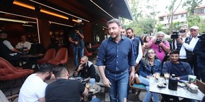 Ο Νίκος Ανδρουλάκης έξω από καφέ στη Σητεία