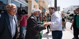 ανδρουλακης κρατα χερια ηλικιωμένου