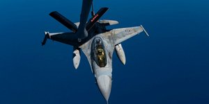 Ελληνικό F-16 ανεφοδιάζεται εν πτήσει από αμερικανικό αεροσκάφος