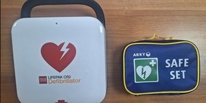 Μαθήτριες κέρδισαν σε διαγωνισμό ΚΑΡΠΑ και δώρισαν απινιδωτή στην Τροχαία