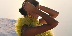 Γυναίκα με λευκό παντελόνι