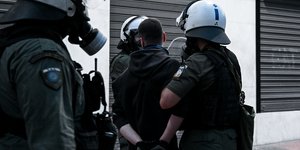 Αστυνομικοί συλλαμβάνουν άτομο σε επεισόδια στην Αθήνα