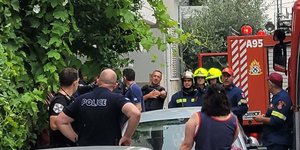 Αστυνομικοί και πυροσβέστες σε σημείο που αυτοκτόνησε άνδρας στη Λάρισα
