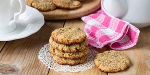 μπισκότα σε τραπέζι