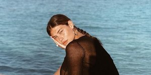 Γυναίκα με φόντο τη θάλασσα