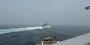 H στιγμή που το κινεζικό πολεμικό πλοίο «κόβει» το δρόμο του αμερικανικού αντιτορπιλικού