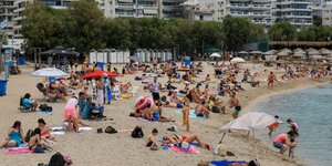Βούλιαξαν από κόσμο οι παραλίες της Αττικής