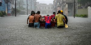 Πλημμυρισμένοι δρόμοι στη Κούβα
