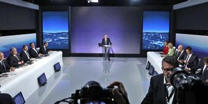 Οι πολιτικοί αρχηγοί και οι δημοσιογράφοι στο debate πριν τις εκλογές της 21ης Μαΐου