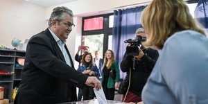 O Δημήτρης Κουτσούμπας ασκεί το εκλογικό του δικαίωμα στη Λαμία