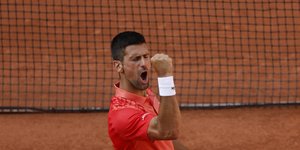 Ο Τζόκοβιτς πανηγυρίζει νίκη του στο Roland Garros