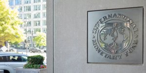 Το λογότυπο του Διεθνούς Νομισματικού Ταμείου στην είσοδο του κτιρίου του Οργανισμού στην Ουάσινγκτον