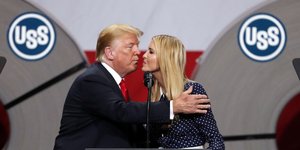 Ο Ντόναλντ Τραμπ φιλά την Ιβάνκα Τραμπ