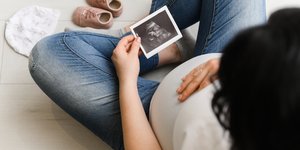 εγκυος κοιταει φωτογραφια υπέρηχου
