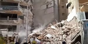 Σωστικά συνεργεία ερευνούν για επιζώντες στα ερείπια της πολυκατοικίας στην Αλεξάνδρεια της Αιγύπτου