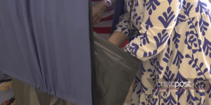 Αντί για την κάλπη έριξε το φάκελο στον κάδο απορριμάτων