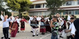 Εκλογές 2023: Πήγαν με νταούλια και παραδοσιακές φορεσιές να ψηφίσουν