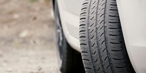 Ελαστικά αυτοκινήτου με μεγάλες φθορές