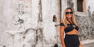 Η Ελένη Πετρουλάκη κάνει πιλάτες στο κρεβάτι