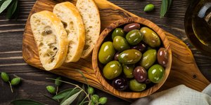 ελιες φετες ψωμι