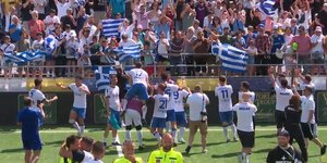 Οι Έλληνες διεθνείς πανηγυρίζουν με τους φιλάθλους της Εθνικής την πρόκριση στους «16»