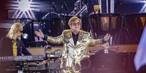 Ιστορική συναυλία του Ελτον Τζον στο Γκλάστονμπερι