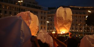 Φαναράκια στον ουρανό της Θεσσαλονίκης στη μνήμη των νεκρών από το ναυάγιο στα ανοικτά της Πύλου