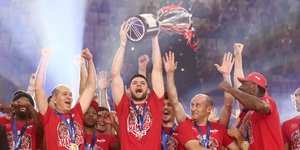 Ο αρχηγός του Ολυμπιακού, Κ. Πανανικολάου σηκώνει την κούπα του πρωταθλήματος-Φωτογραφία ΙΝΤΙΜΕ NEWS