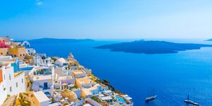 Θέα στη θάλασσα και το ηφαίστειο από τα Φηρά, την πρωτεύουσα της Σαντορίνης