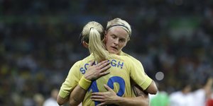 H Φίσερ αγκαλιάζει συμπαίκτριά της στην εθνική Σουηδίας