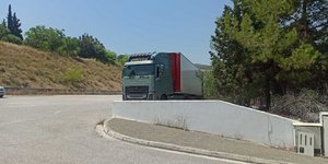 Με φορτηγό μεταφέρθηκαν στο Σχιστό οι σοροί των μεταναστών που έχασαν τη ζωή τους στο ναυάγιο στην Πύλο 