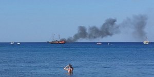 Φωτιά σε τουριστικό πλοιάριο της Ρόδου