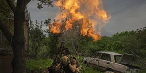 φωτια αυτοκινητο στρατιωτης