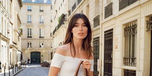 Γυναίκα με μίνι φόρεμα