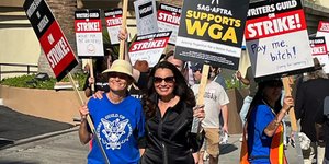 Η Φραν Ντρέσερ σε διαμαρτυρία με πλακάτ