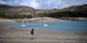 Xαμηλή η στάθμη της λίμνης Serre Poncon στη νότια Γαλλία λόγω ξηρασίας 